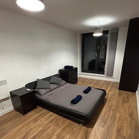 2 Bed Apartment Close To Station With Parking Londra Exterior foto