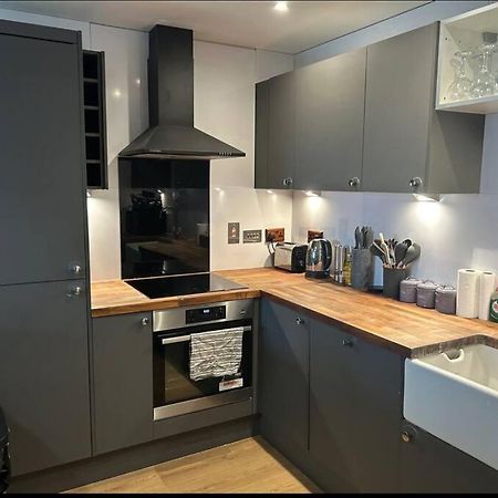 2 Bed Apartment Close To Station With Parking Londra Exterior foto