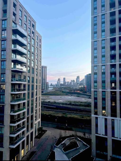2 Bed Apartment Close To Station With Parking Londra Exterior foto