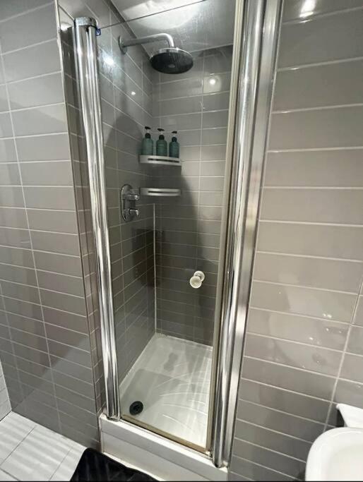 2 Bed Apartment Close To Station With Parking Londra Exterior foto