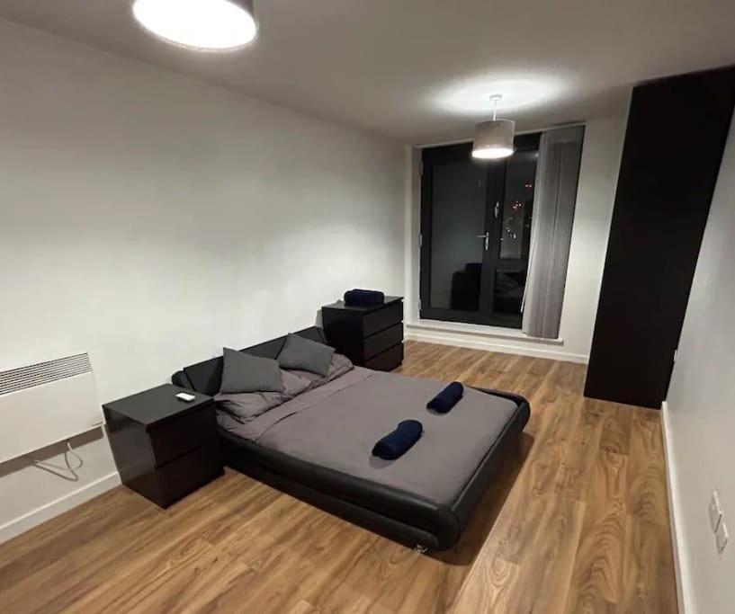 2 Bed Apartment Close To Station With Parking Londra Exterior foto