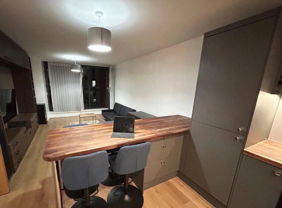 2 Bed Apartment Close To Station With Parking Londra Exterior foto