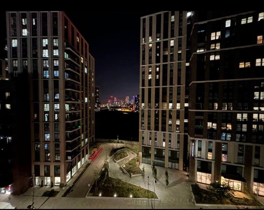 2 Bed Apartment Close To Station With Parking Londra Exterior foto