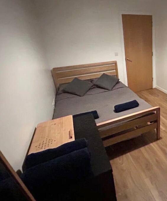 2 Bed Apartment Close To Station With Parking Londra Exterior foto