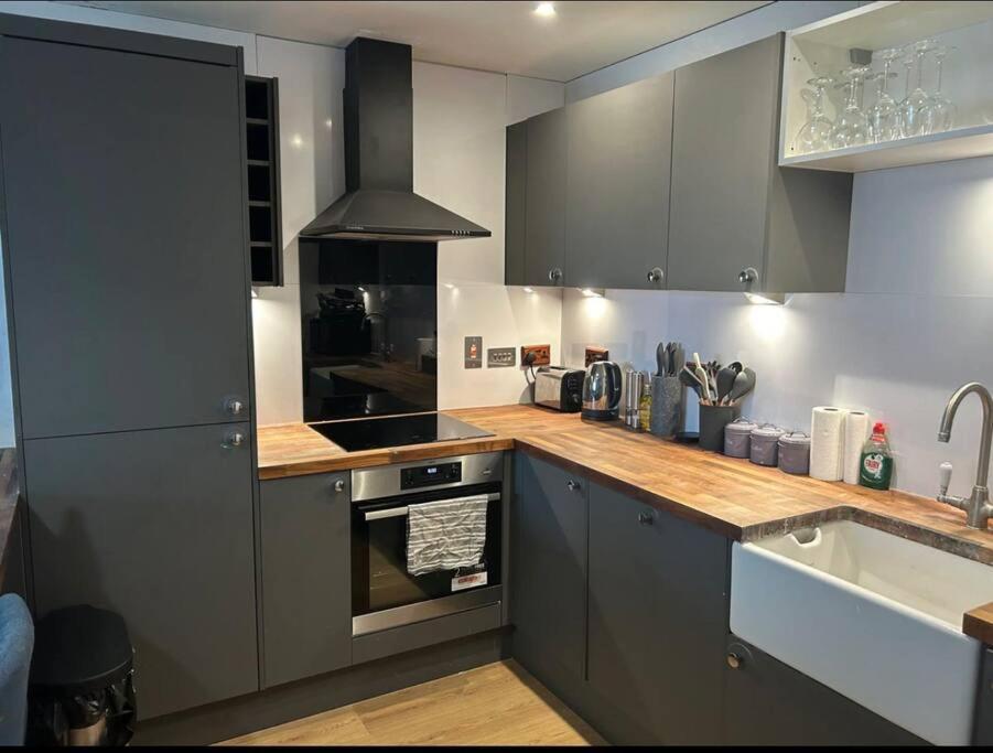 2 Bed Apartment Close To Station With Parking Londra Exterior foto